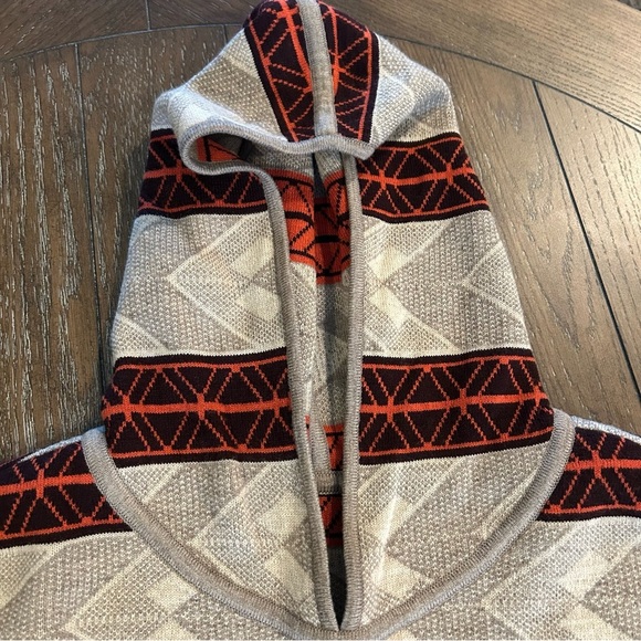 Pendleton Intarsia-Knit Bears Aztec Hooded Poncho - Picture 12 of 14